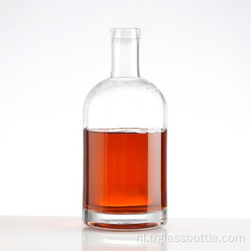 Alcoholfles en glazen whiskyfles